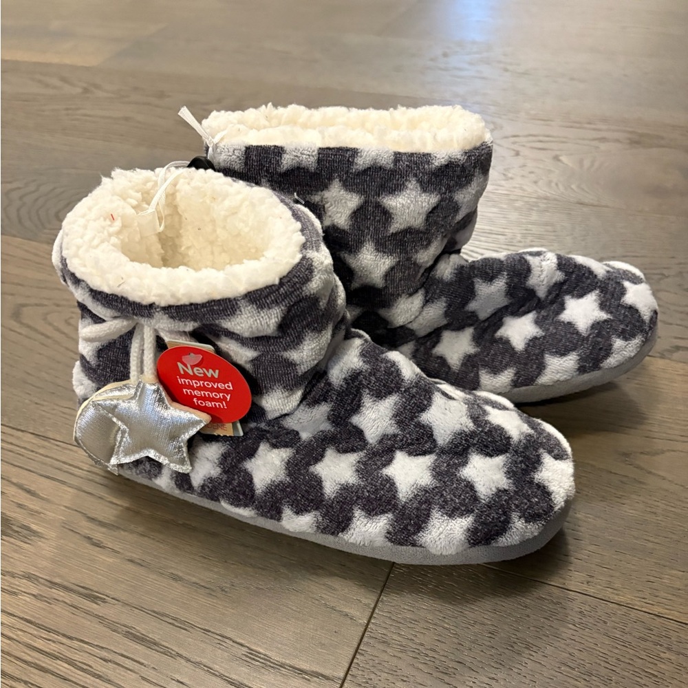 Ardene gray and white stars warm indoor booties sz 7/8 NWT